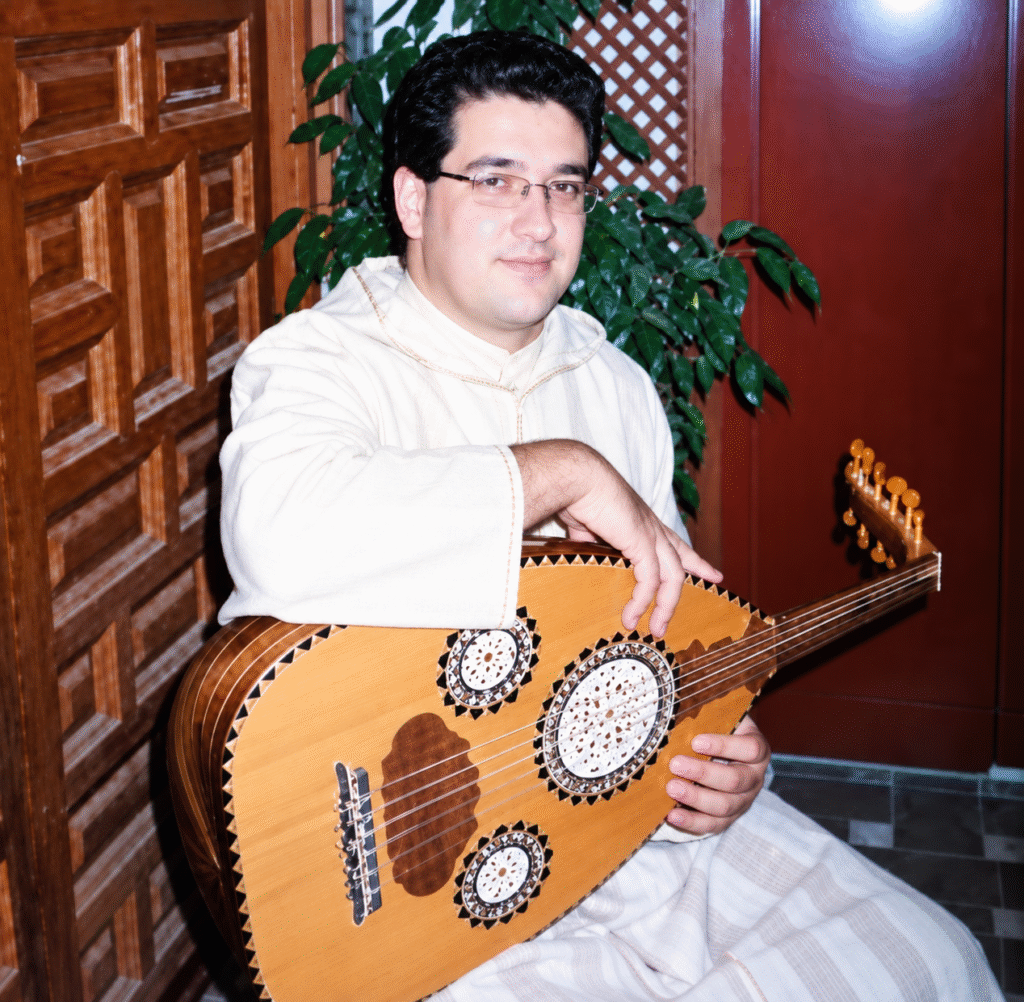 Amin Chaachoo interpretando el oud andalusí
